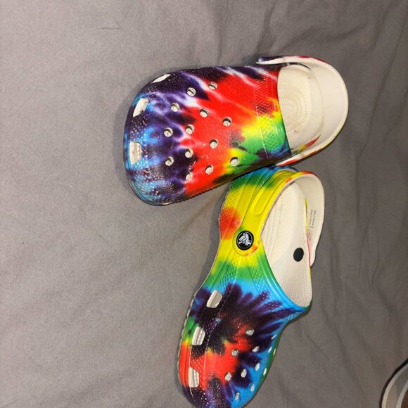 🎉 FOR SALE: Kids' Crocs – Size J1 – Tie-Dye Blast! 🎉 - Picture 2 of 7